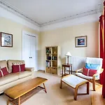 Guestready - Castle View Home On Quiet Street